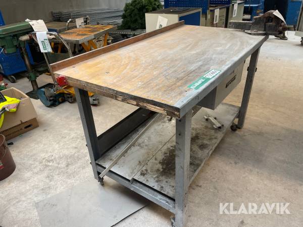 Arbejdsbord på hjul med skruestik