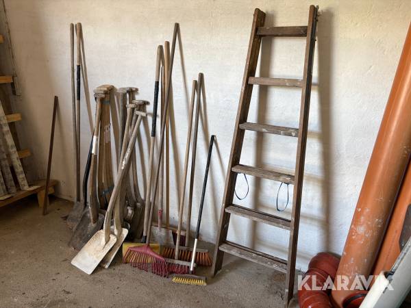 Diverse skovle, koste og river + stige