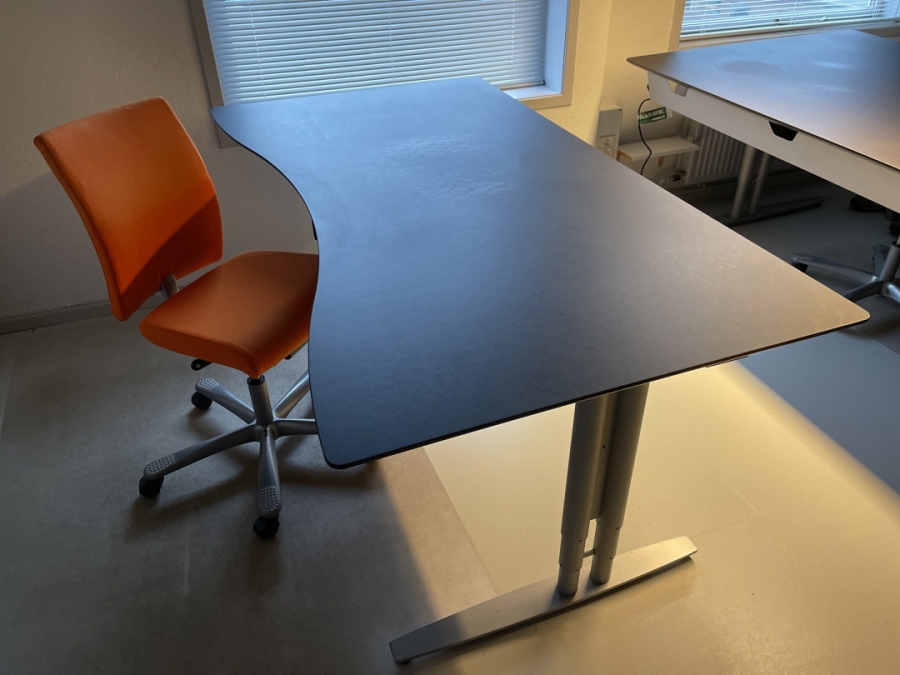 Hævesænkebord m kontorstol