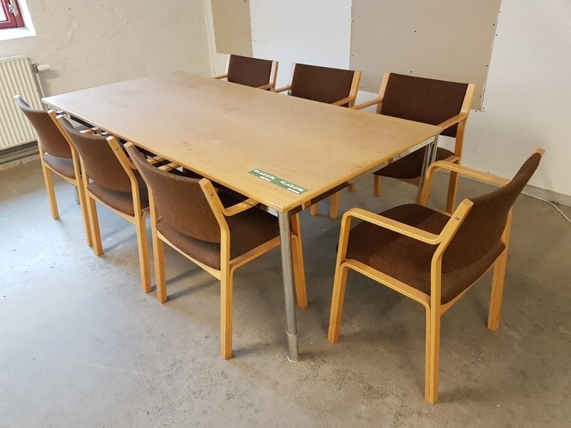Klaravik Auktioner | Bord med 7 stole