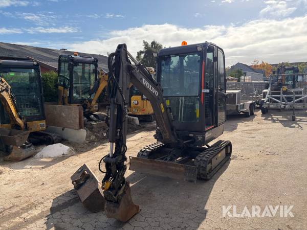 Gravemaskine Volvo EC18E med 2 skovle og centralsmøring