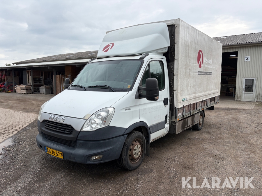 Ladbil Iveco 35S15 med presenningsoverdækning