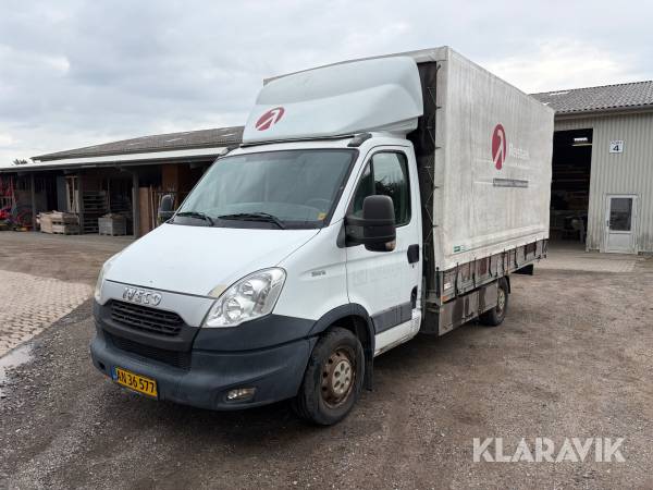 Ladbil Iveco 35S15 med presenningsoverdækning