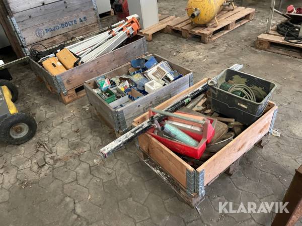 Blandet Lot Skruer - malergrej - håndværktøj - opmålings stativer