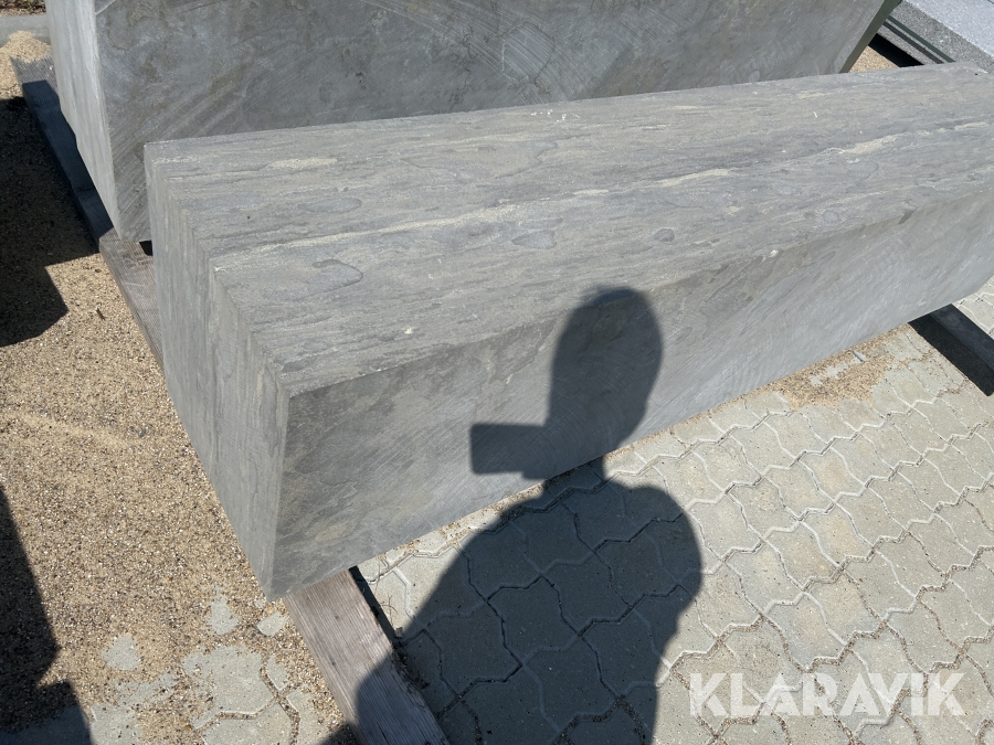 Granitsten med sokkel