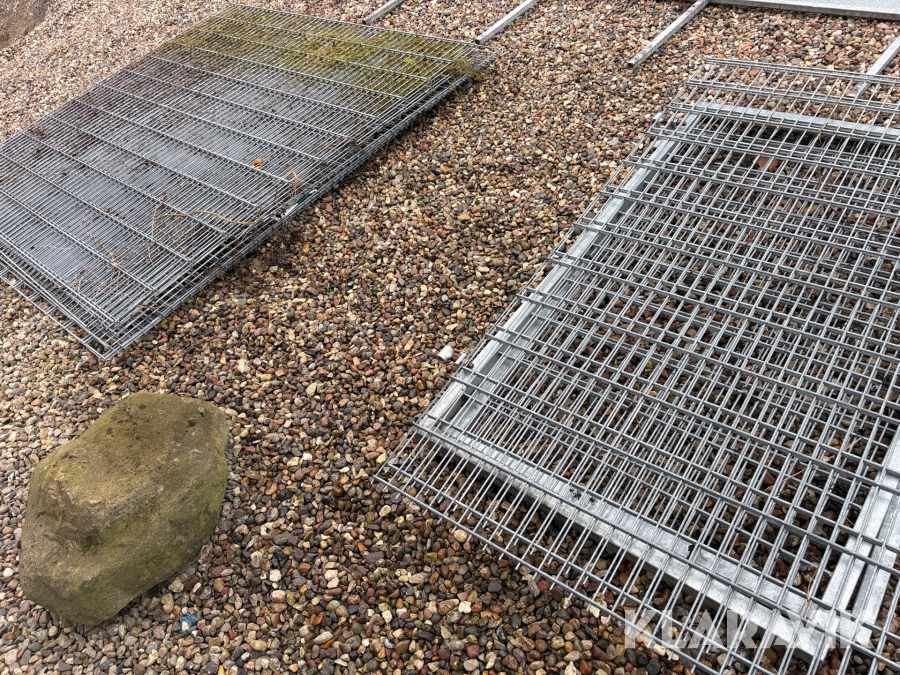 Hegn samt port stolper til port mangler