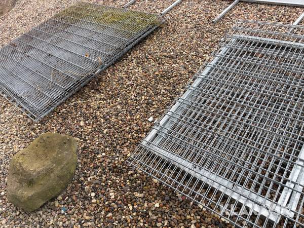 Hegn samt port stolper til port mangler