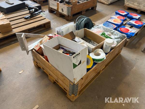 Byggematerialer og befæstelse inkl. skruer, beslag, søm, tape, presenninger og slange