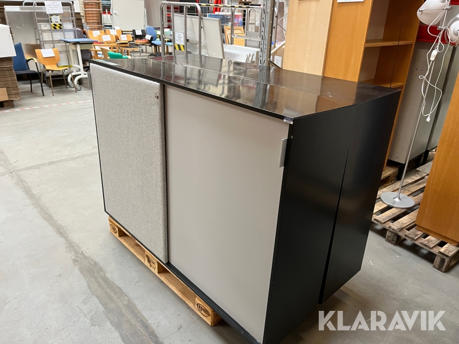 Møbler skydelåger og opslags tavle