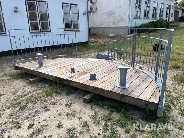 Terrassebund træ med stål gelænder