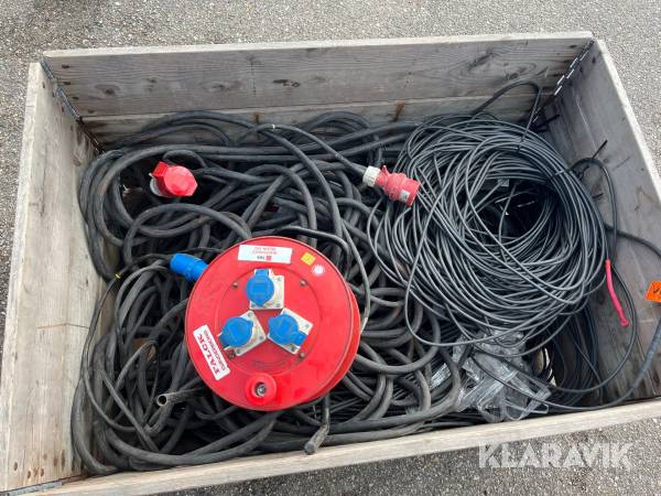 Palle med diverse kabler