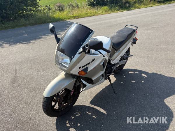 Motorcykel Kawasaki GPX 750 F med ekstra til reservedele 