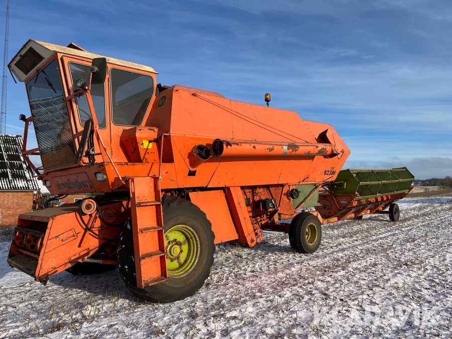 Mejetærsker med tilhørende reservedelsmaskinen Dronningborg D2500