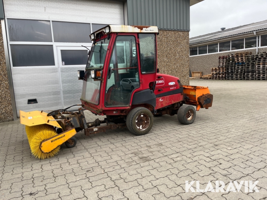 Redskabsbærer Toro Groundmaster 3280D med kost og saltspreder
