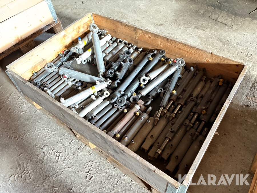 Lot med hydraulik cylindre Saturn anslået 56 styk+