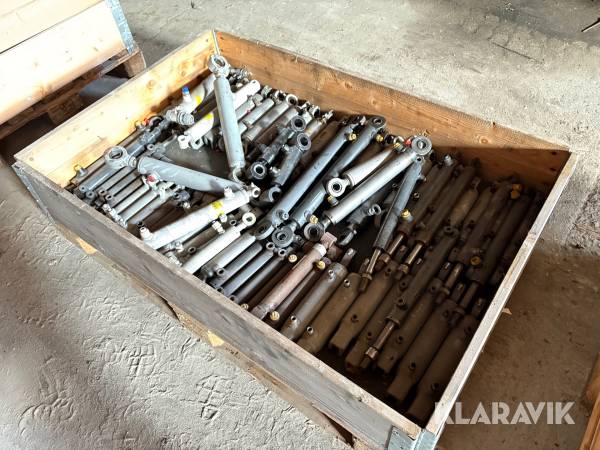 Lot med hydraulik cylindre Saturn anslået 56 styk+