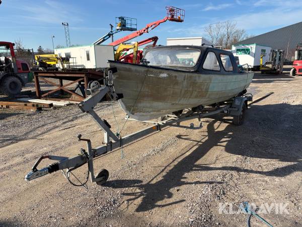 Båd med trailer og påhængsmotor