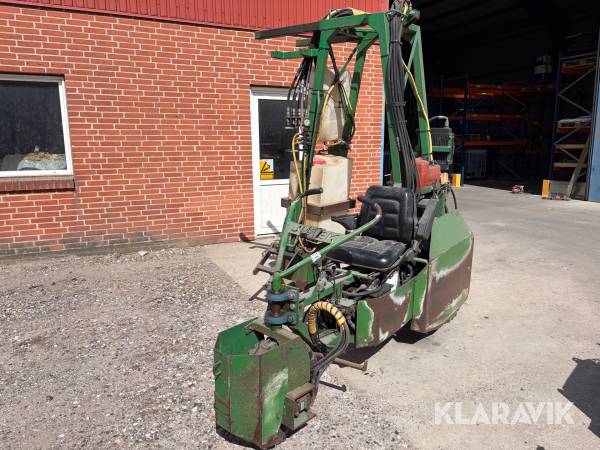 Portaltraktor Jutek med redskaber