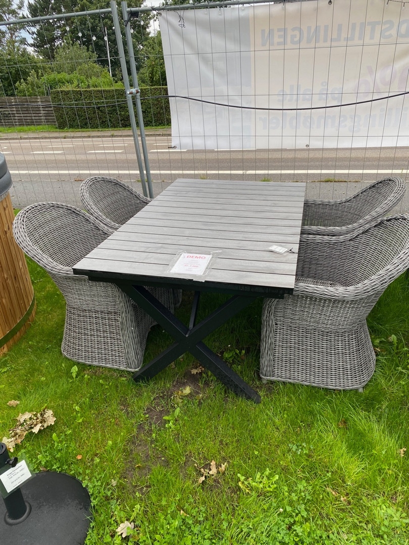 Brafab Spisebord med udtræk og 4 stole i Rattan