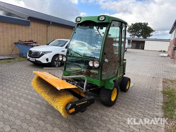 Redskabsbærer John Deere 1545 med kost