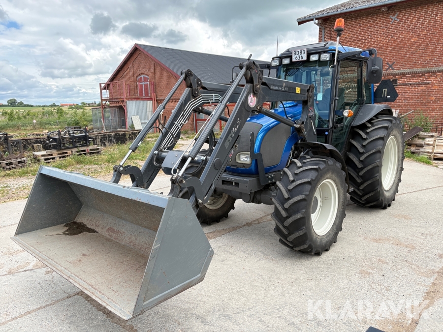 Traktor Valtra A93 uden frontvægte.