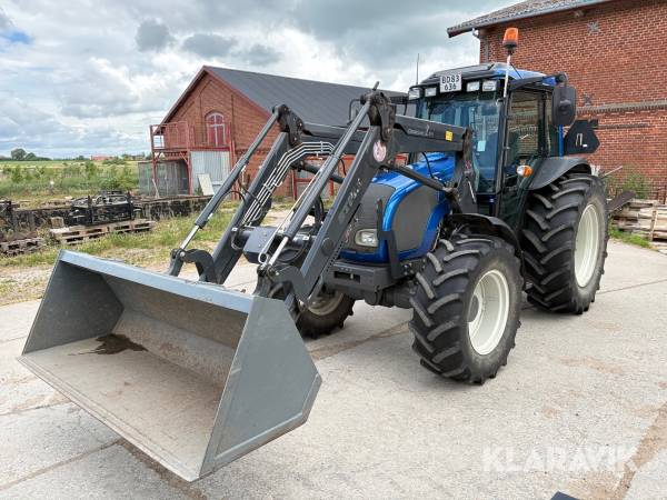 Traktor Valtra A93 uden frontvægte.