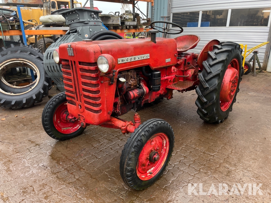 Veterantraktor IH Mc Cormick D-324 standard