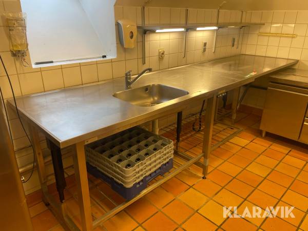 Rustfrit hæve/sænke køkkenbord og hylder Okin