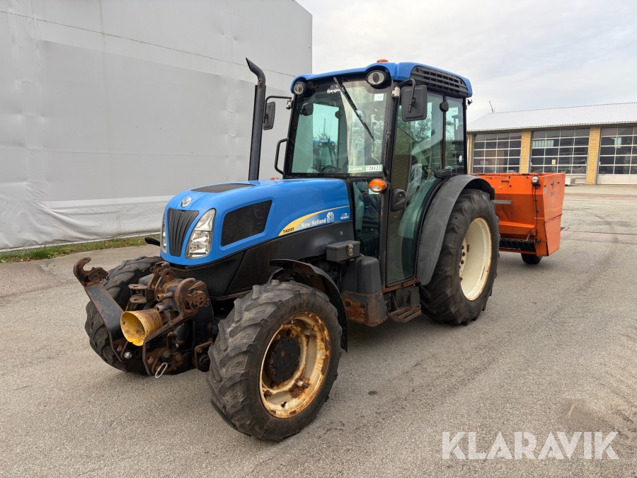 Traktor New Holland T4050F med saltspreder