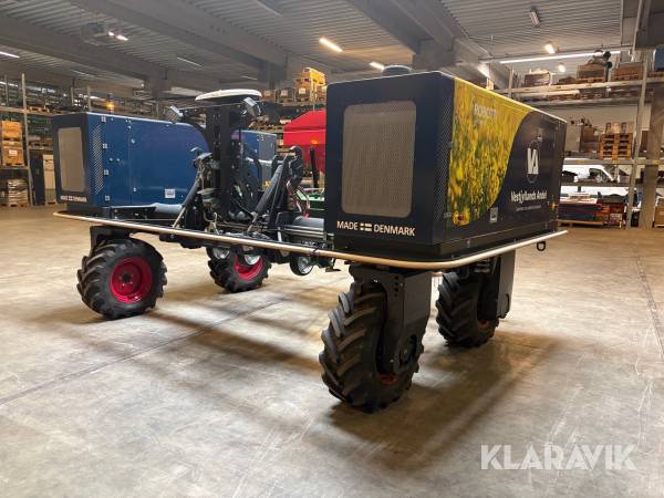 Traktor Agrointelli Robotti LR med redskaber