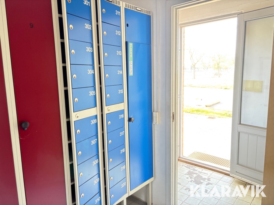 Skabe, to bænke to knagerækker