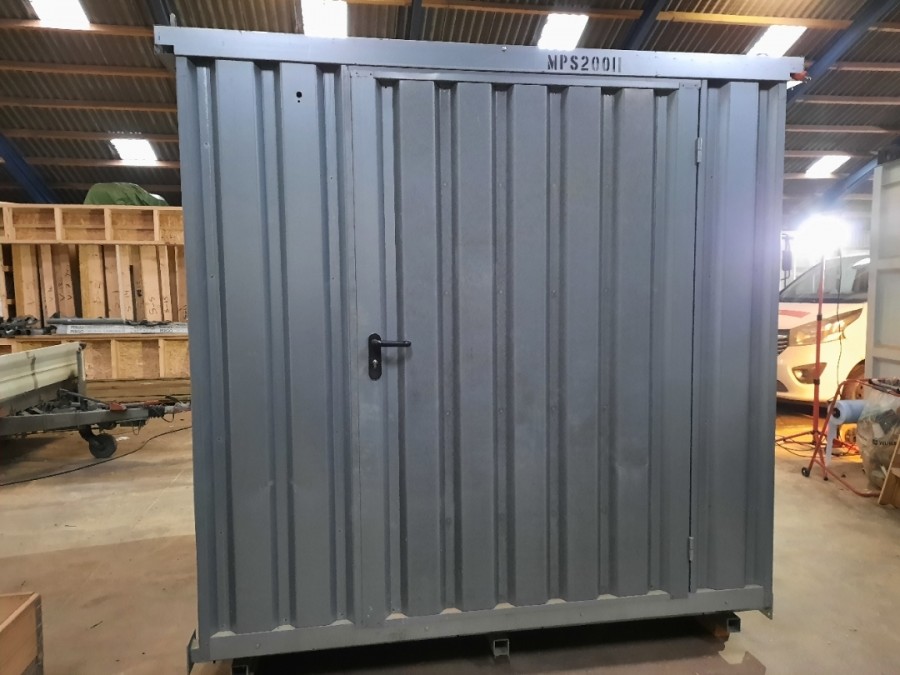 Byggeplads container med reoler og lys