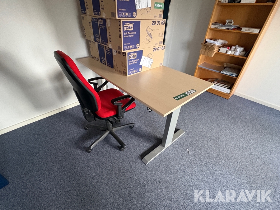 Hævesænkebord og stol