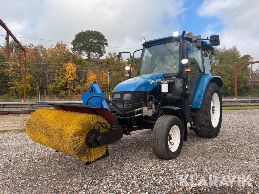 Traktor New Holland TL90 med eftermonteret hydraulikanlæg og kost