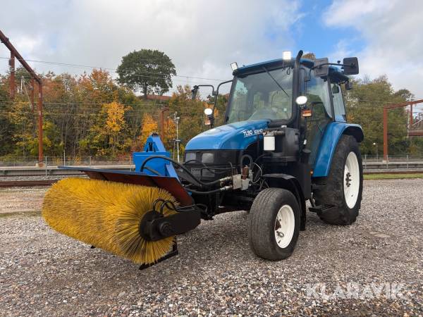 Traktor New Holland TL90 med eftermonteret hydraulikanlæg og kost
