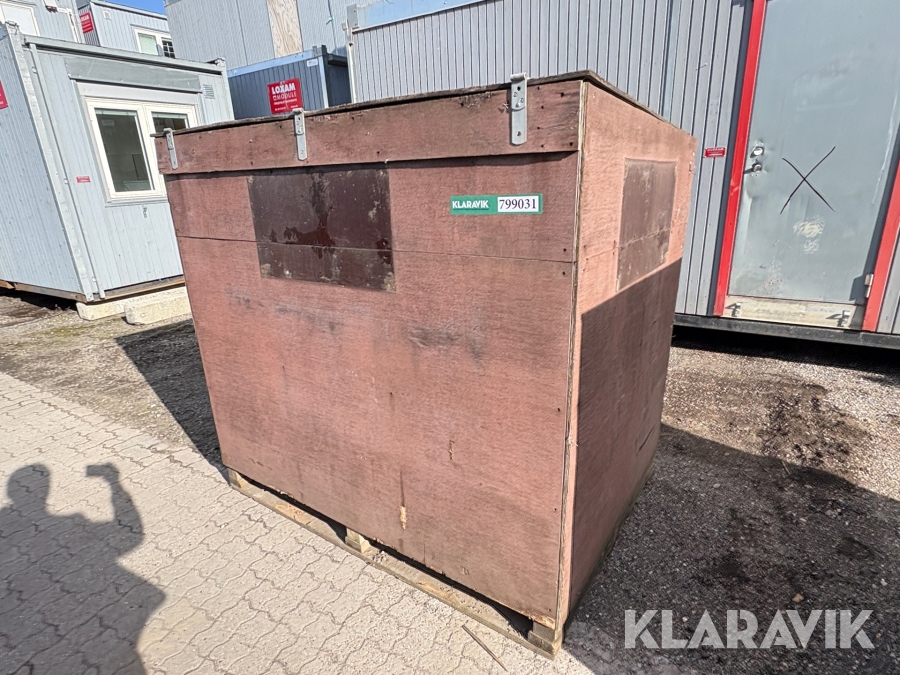 Isoleret kasse med vandtank og vandværk