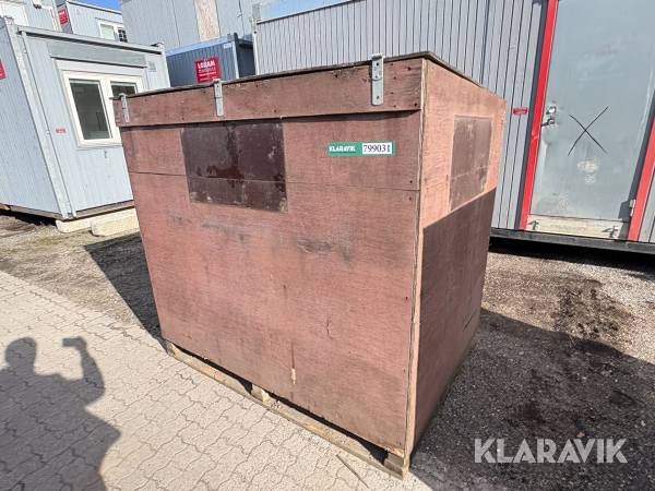 Isoleret kasse med vandtank og vandværk