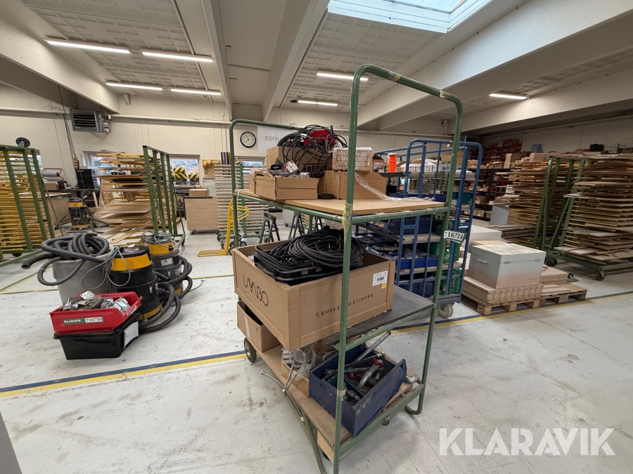 Diverse overskudsdele blandet lot på vogn