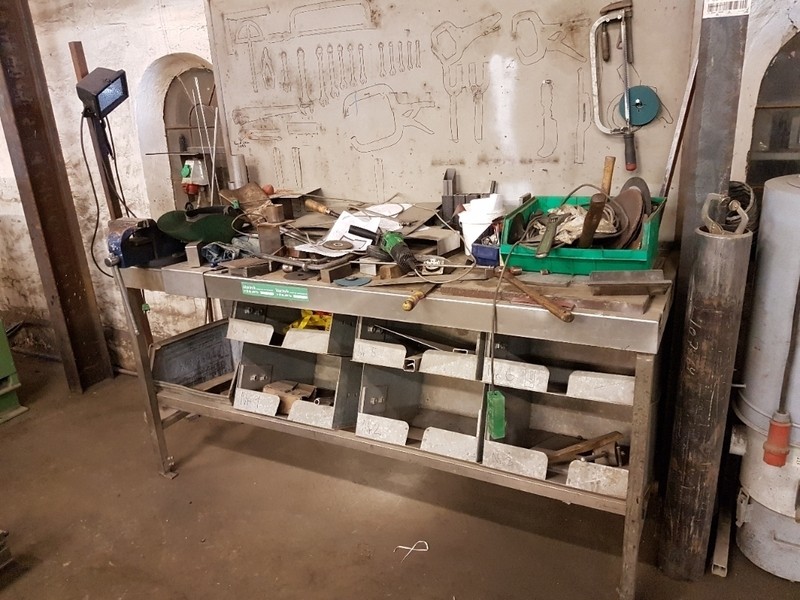 Værkstedbord med indhold