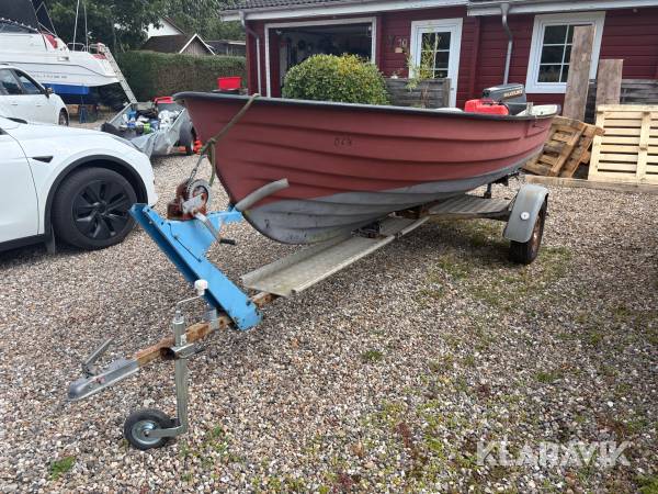Jolle motor og vogn medfølger