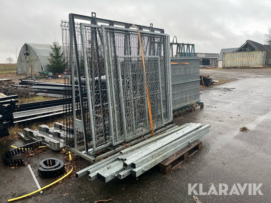 Galvaniseret stolper, låge og hegn blandet