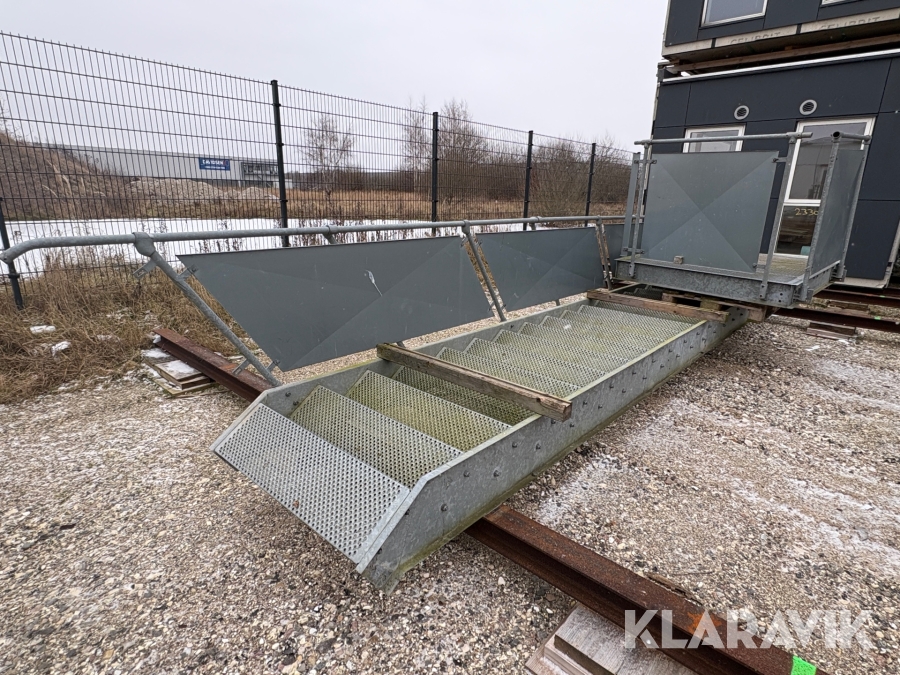 Trappe med repos og gelænder