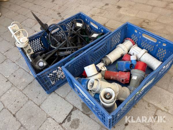 Blandet el-lot med kraftstik og forlængerledninger