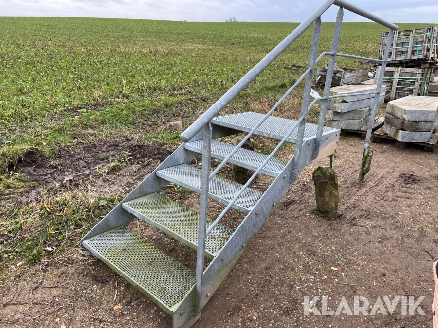Ståltrappe galvaniseret med gelænder