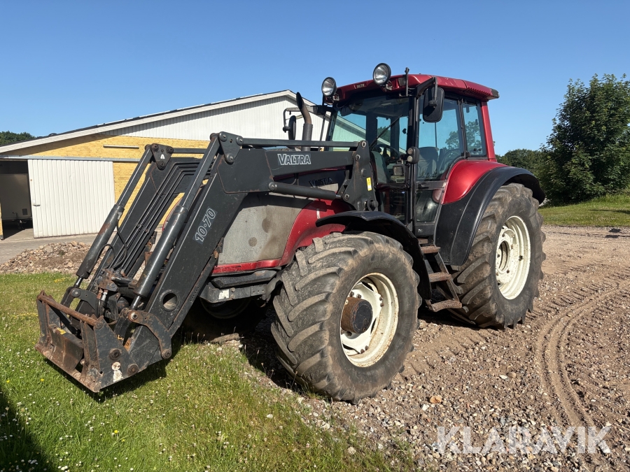 Traktor Valtra T150 med frontlæsser