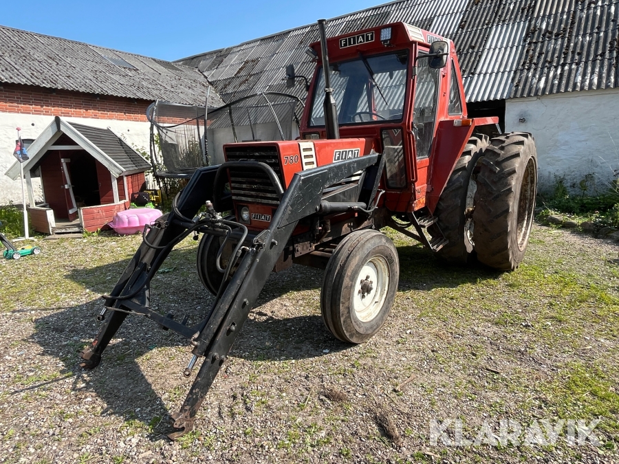 Traktor Fiat 780 med frontlæsser og Tvillingehjul
