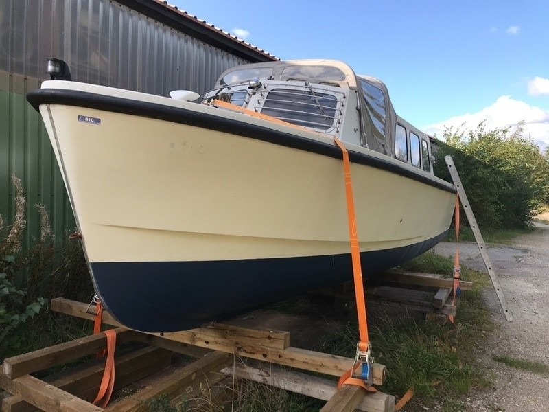 Motorbåd med trailer.