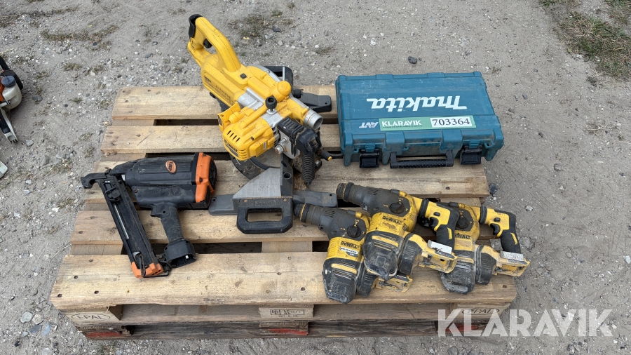 Sav DeWalt med borehammere Makita og sømpistol Tjep
