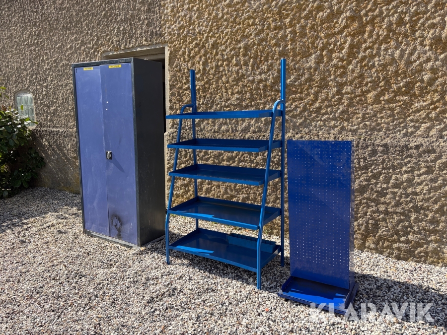 Blandet lot med værkstedsskab og reoler.