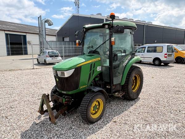 Traktor John Deere 3038R